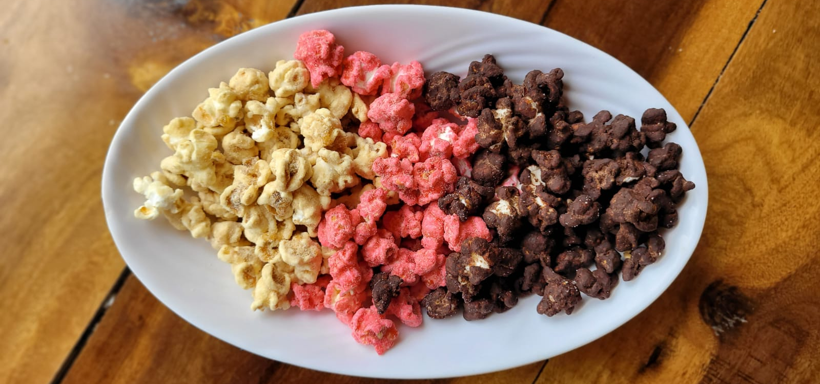 Pipocas artesanais sobre mesa rústica